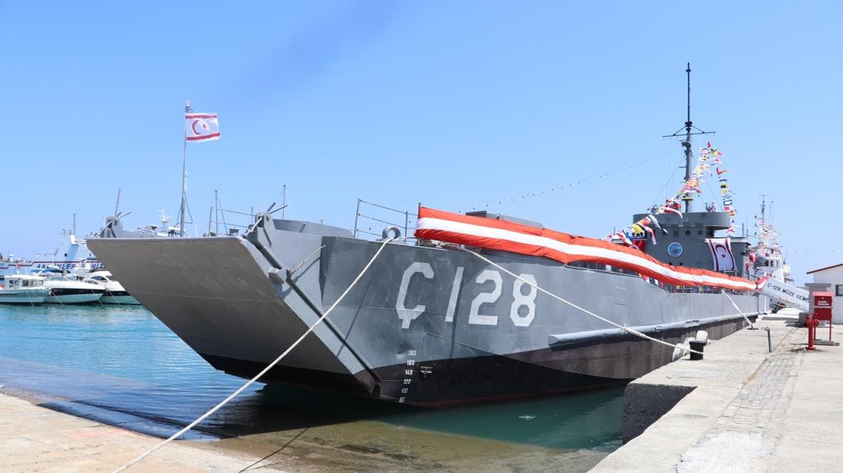 Trkiye'nin KKTC'ye hibe ettii -128 karma gemisi ziyarete ald