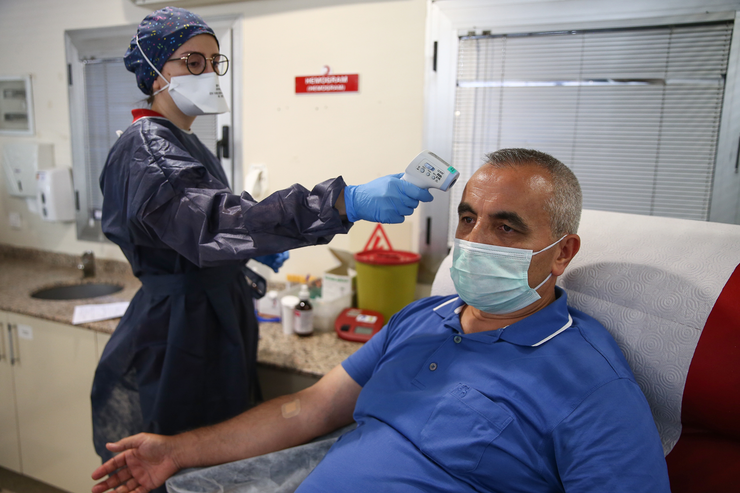 Ailece koronavir�s� yenip, plazma ba����nda bulundular