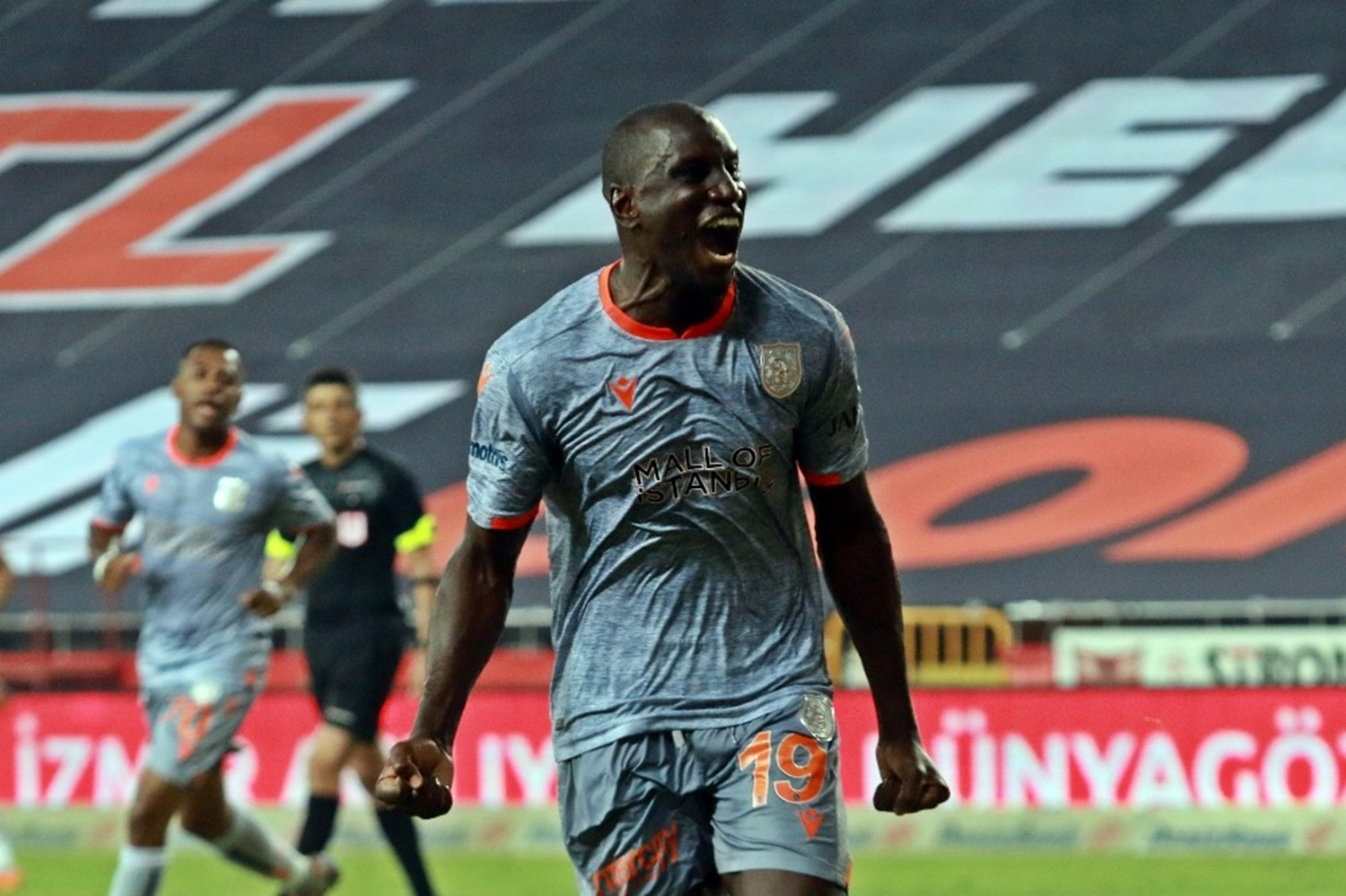 Demba Ba'dan tarihi ba�ar�