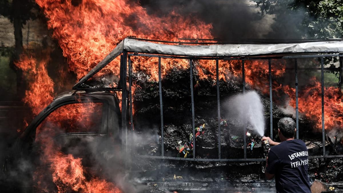 Balon y�kl� kamyonet alev alev yand�!