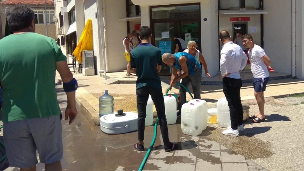 �zmirlilere 'susuzluk' eziyeti! Vatanda� can�ndan bezdi