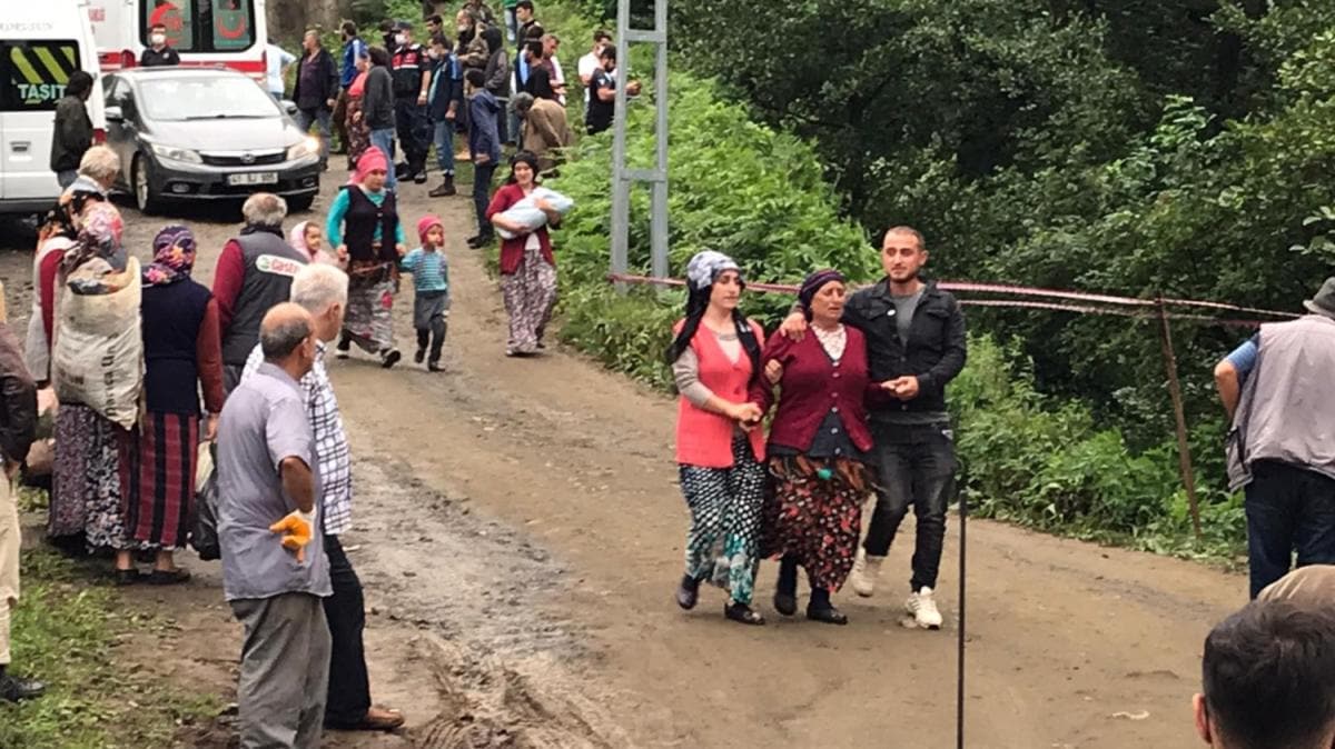 Trabzon'da otomobil uuruma yuvarland: 1 l, 5 yaral 