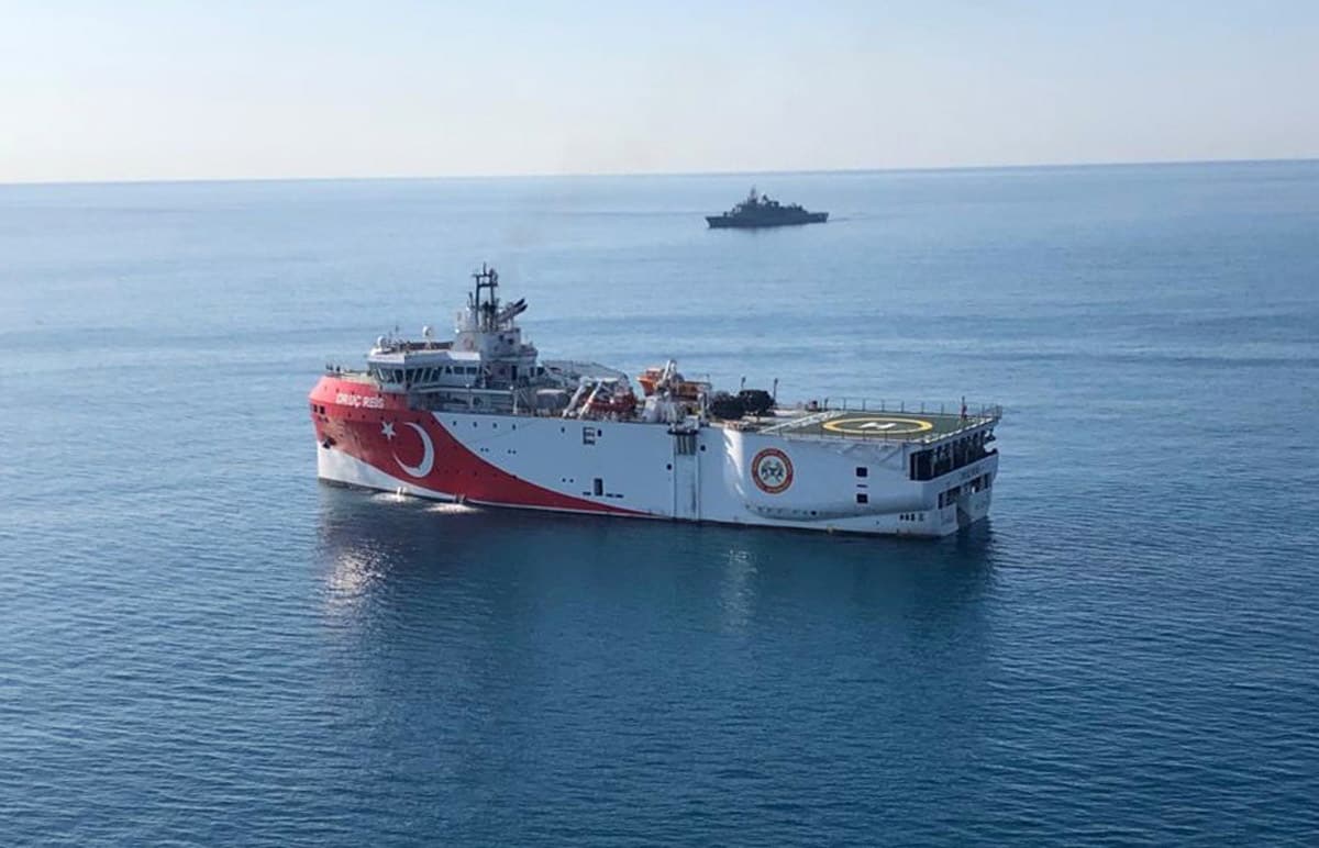 Akdeniz'de sondaj i�in demirleyen Oru� Reis'e tam koruma