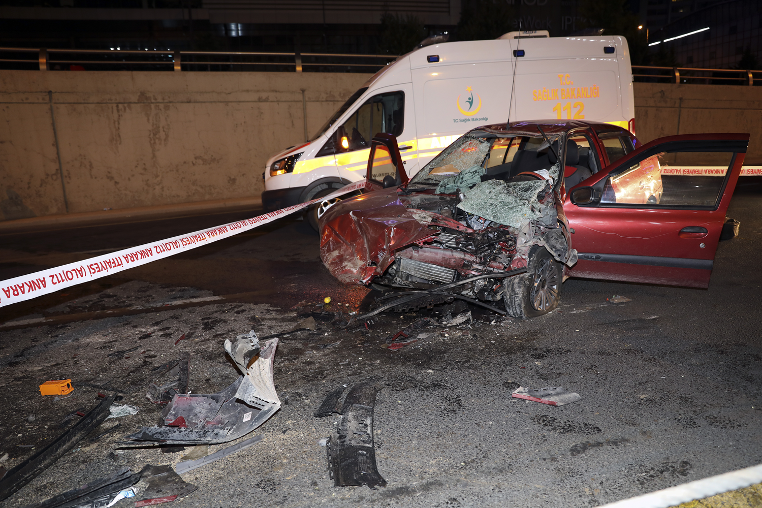 Ankara'da feci kaza: 2 �l�