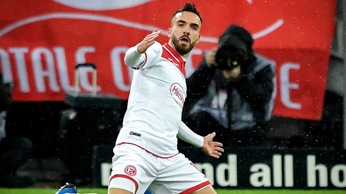 Galatasaray milli futbolcuyla g�r��melere ba�lad�