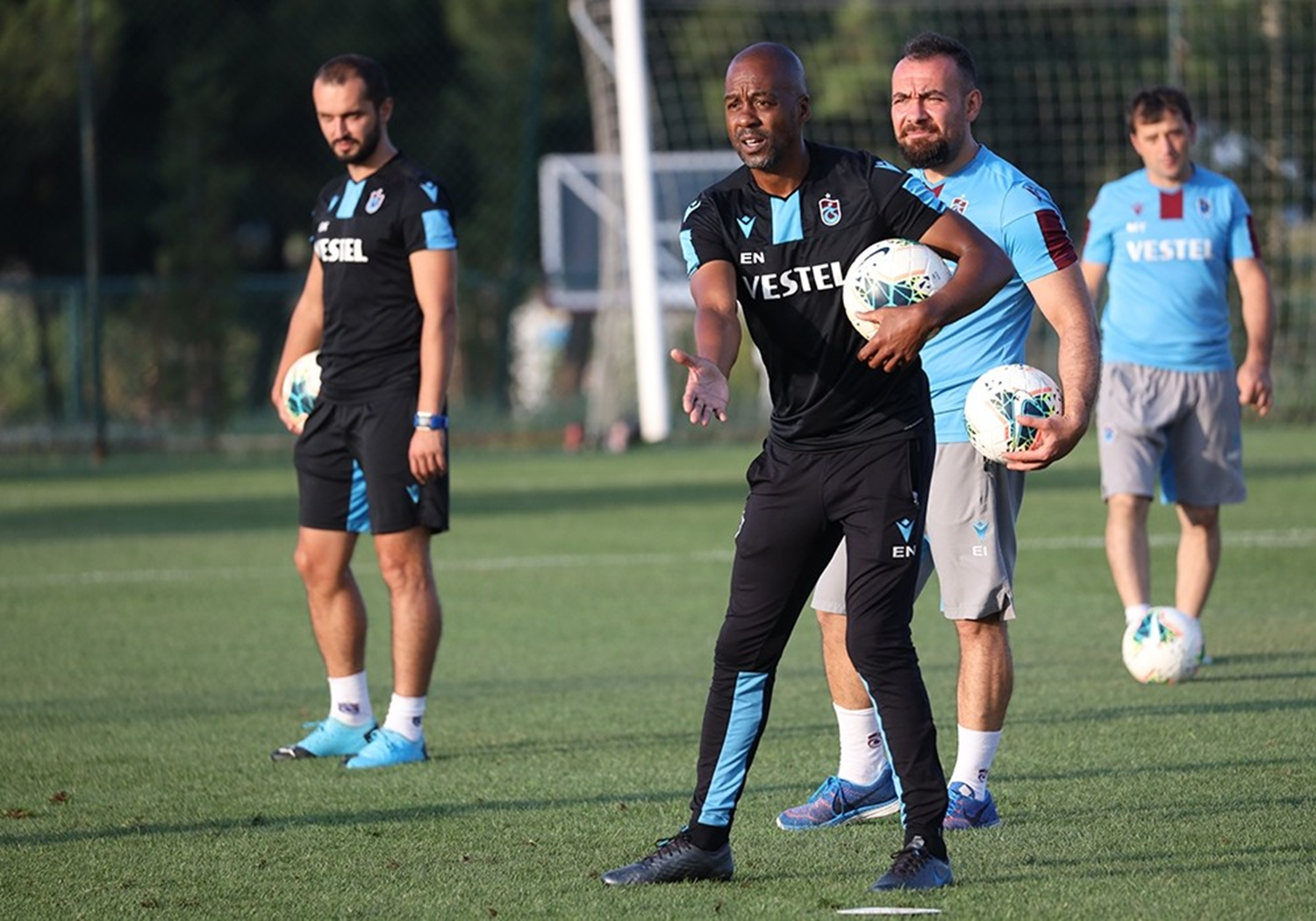 Trabzonspor'da antrenmana Eddie Newton ��kt�