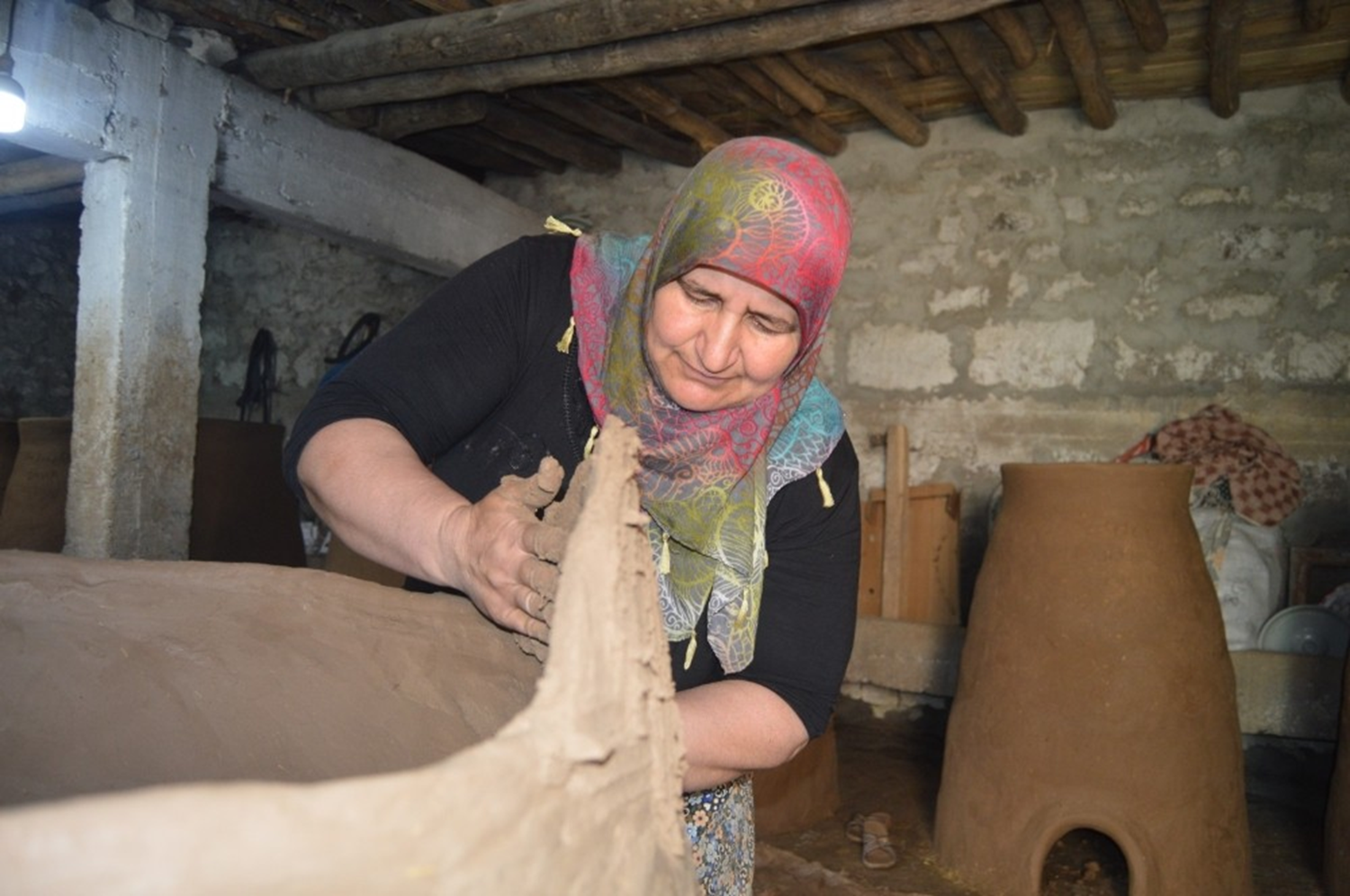 Yap�m� 25 g�n s�r�yor... 8 �ocu�unun ekme�ini '�amurdan' ��kar�yor