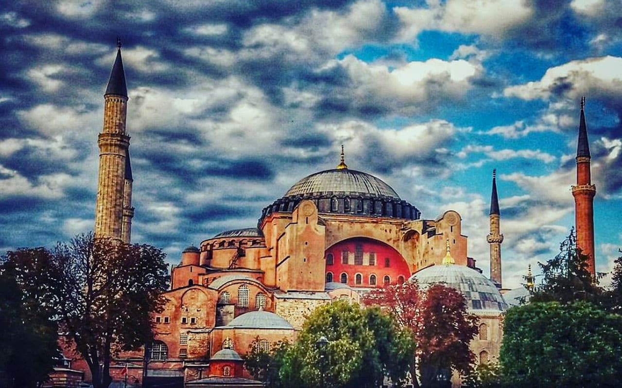 86 y�l sonra cemaatine kavu�uyor...  ��te d�nden bug�ne Ayasofya Camii