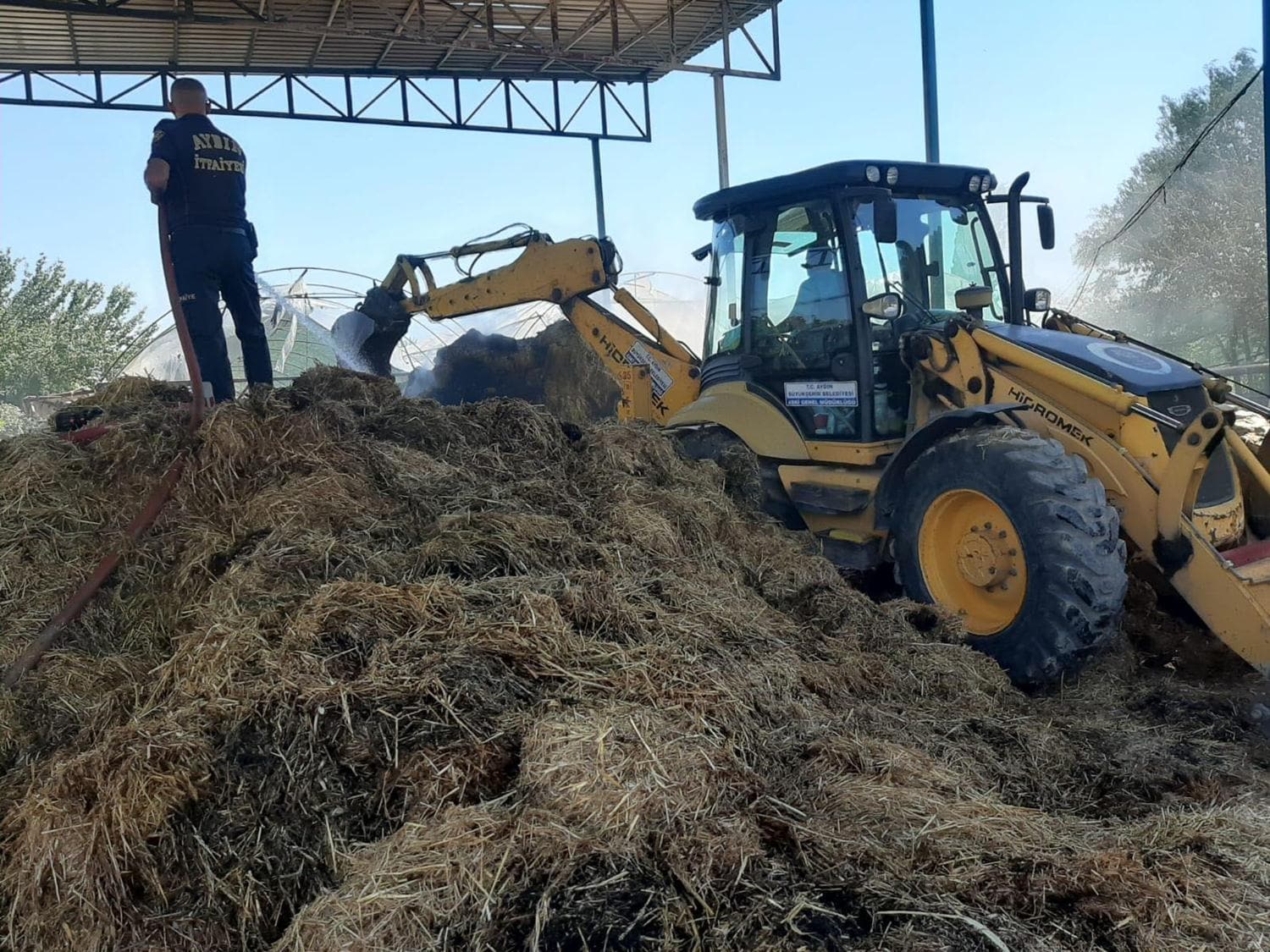 Kaynak makinesinden ��kan k�v�lc�mlar 20 ton saman� yakt�