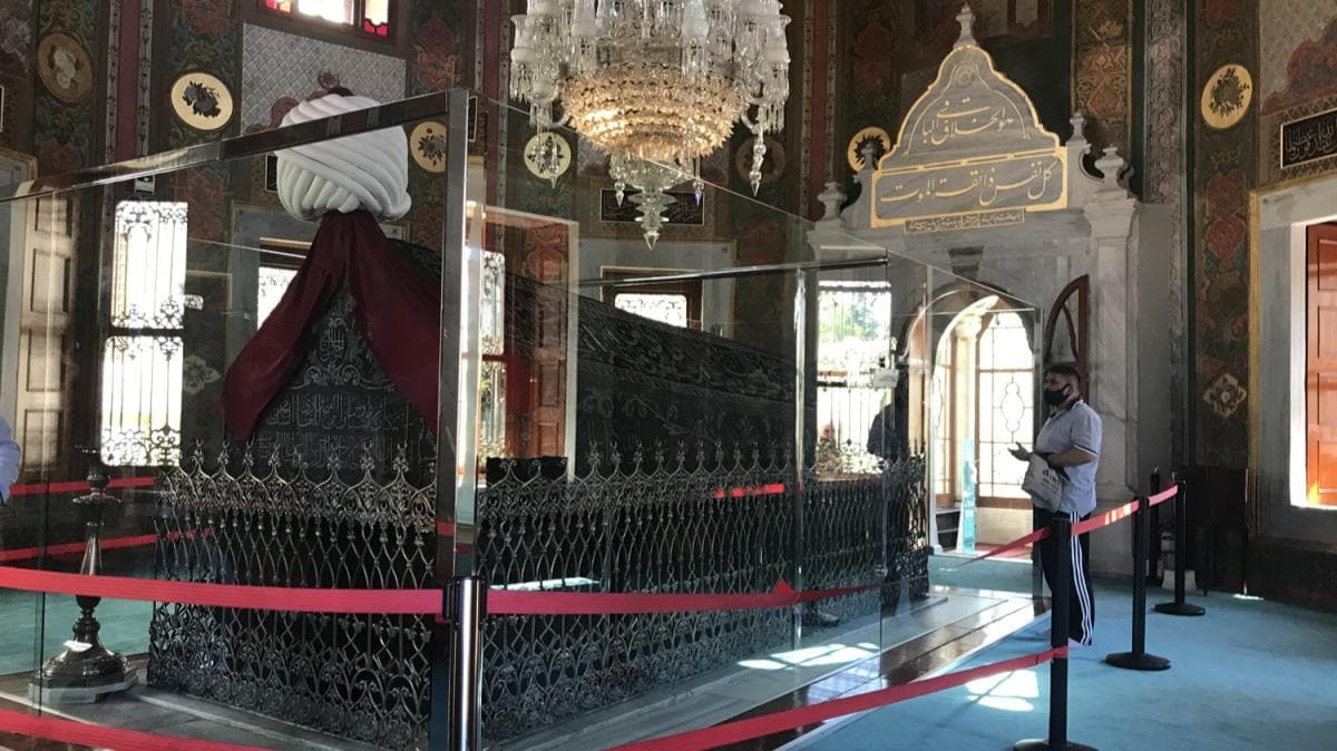 Ayasofya Camii alna gelen vatandalarn ilk dura Fatih Sultan Mehmet Trbesi oldu