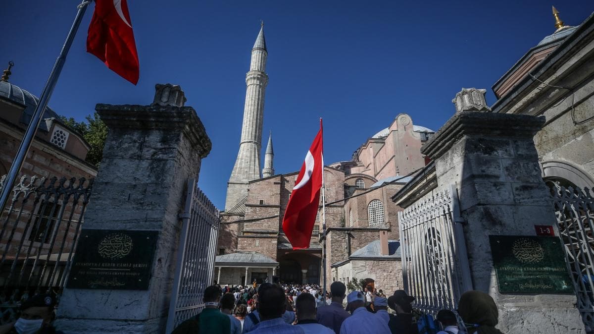 Ayasofya-i Kebir Cami-i erifi'ne ziyaretler sryor 