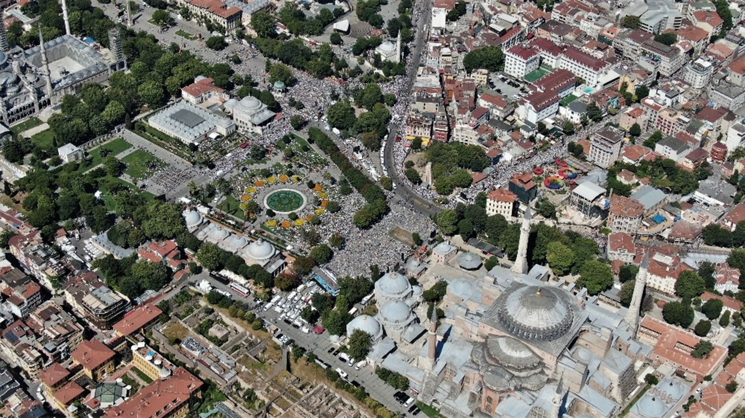 Ayasofya'da 86 y�l sonra ilk namaz: Ayasofya �evresindeki yo�unluk b�yle g�r�nt�lendi