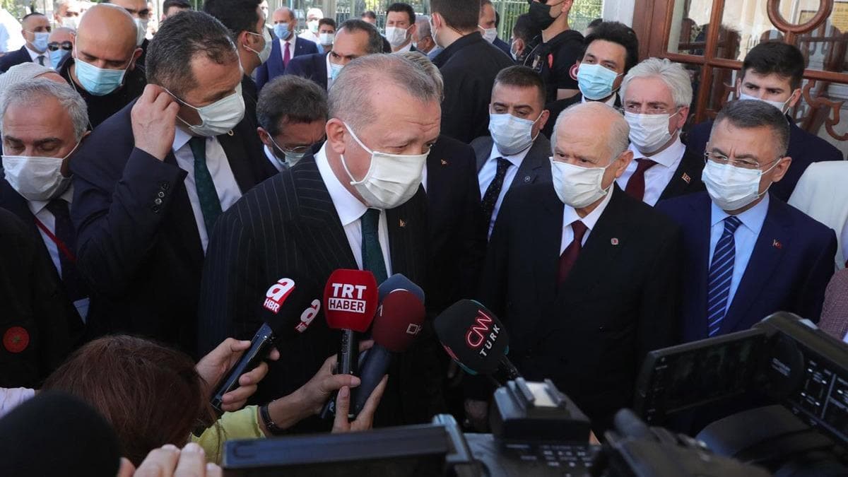Fatih Sultan Mehmet Han'n trbesini ziyaret eden Cumhurbakan Erdoan: 350 bin kii bugn Cuma namazna itirak etti