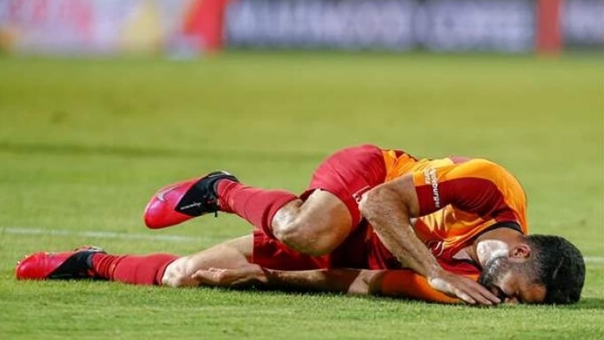 Galatasaray'da sakatl�k �oku! Ma�a devam edemedi