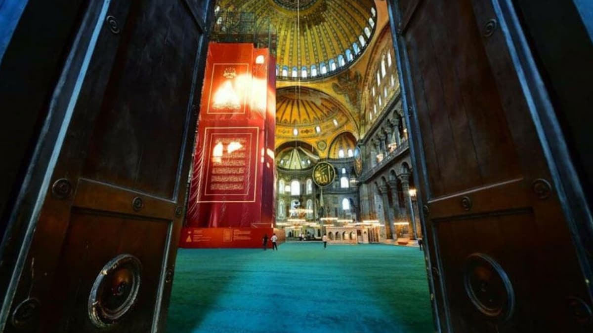 Tarihi ana tan�kl�k etmek i�in 7'den 70'e ak�n ak�n geliyorlar: Hasretlik �ekerdik a��ld� Ayasofya!