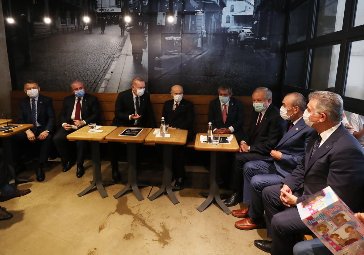 T�rbe ziyareti sonras� Erdo�an ve Bah�eli, Fatih'teki bir kafede oturdu