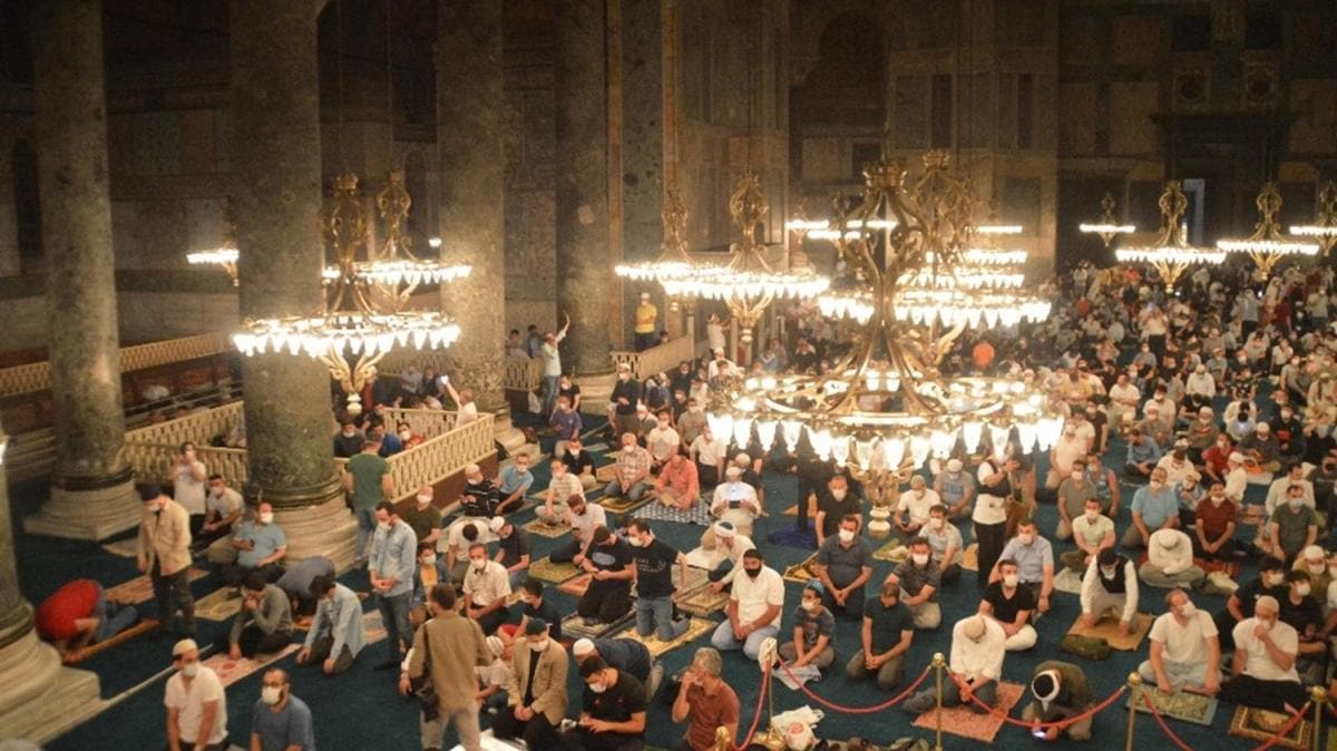 Tarihi anlar: Ayasofya Camii'nde 86 yl sonra ilk sabah namaz