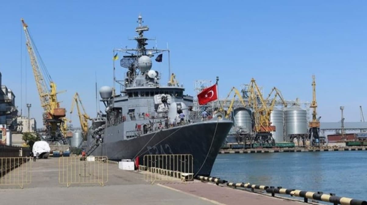 Sava� gemilerimiz Rus k�y�lar�nda! Dev g�vde g�sterisi