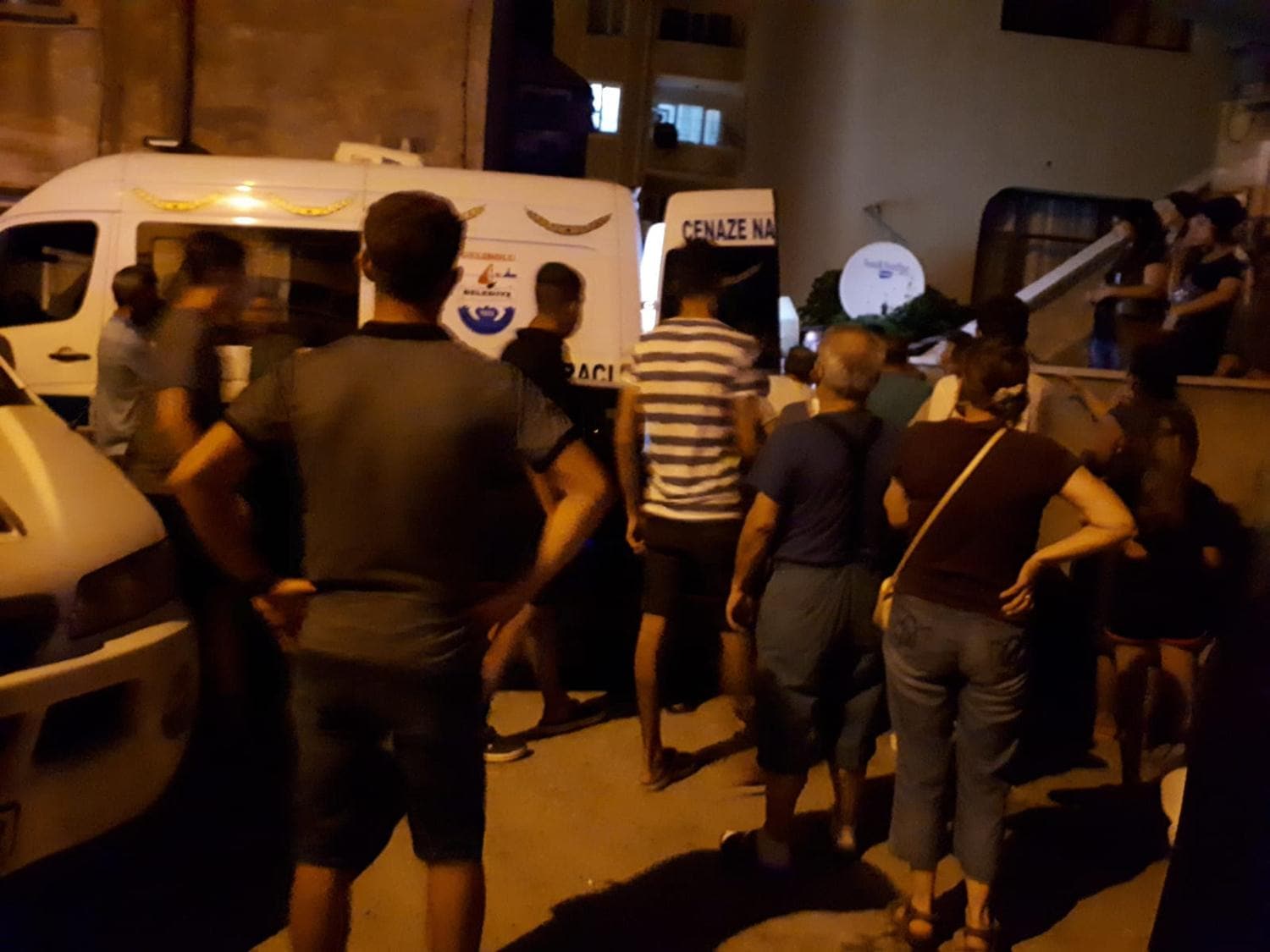 Bayram temizli�i i�in evinin cam�n� silen kad�n 5 kattan d��erek �ld�