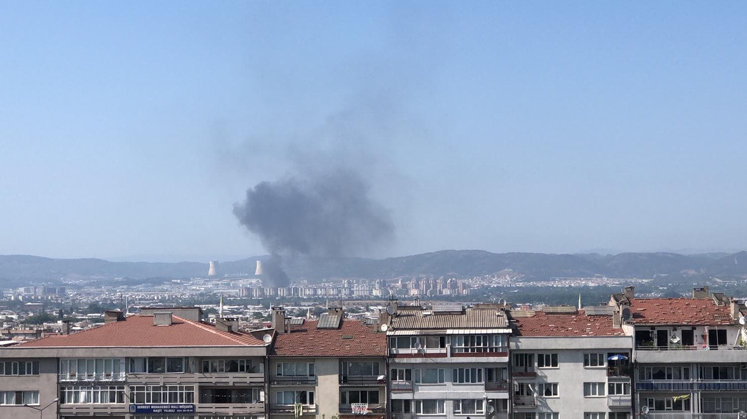 Fabrika �at�s�nda ��kan yang�n s�nd�r�ld�