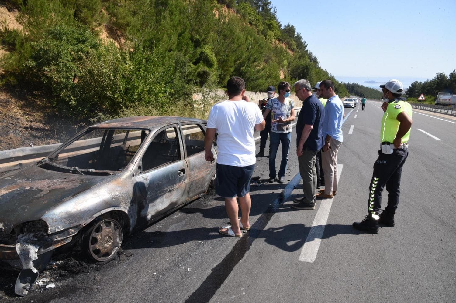 Otomobildeki alevler ormana s��rad�, yang�n 2 saatte s�nd�r�ld�