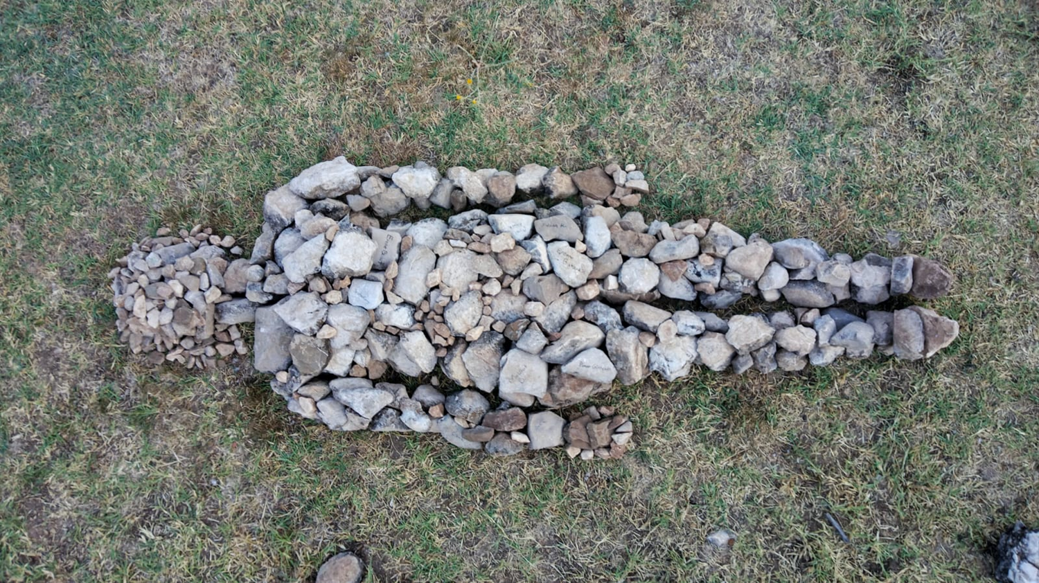 �niversite ��rencisi gen� k�z, kad�n cinayetlerine dikkati �ekmek i�in ta�tan heykel yapt�