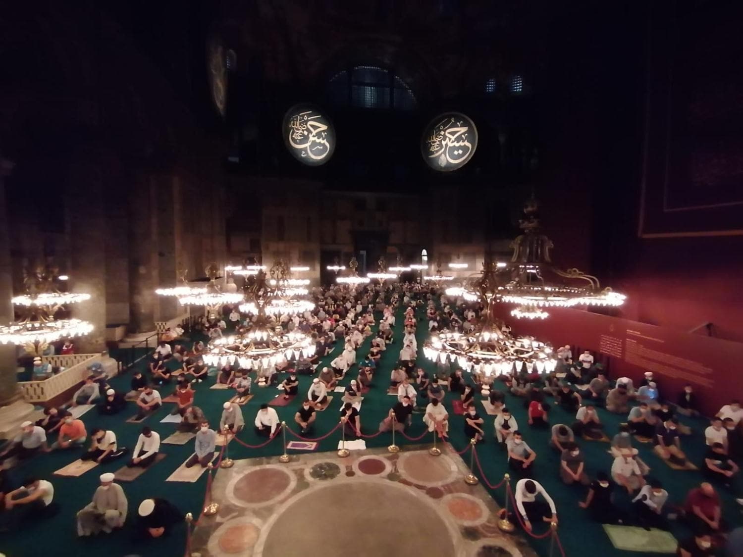 Ayasofya Camii'nde sabah namaz� yo�un kat�l�mla eda edildi