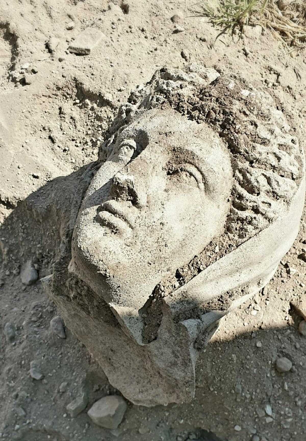 Perge'de 2020'nin ilk heykeli bulundu! 1700 y�ll�k...