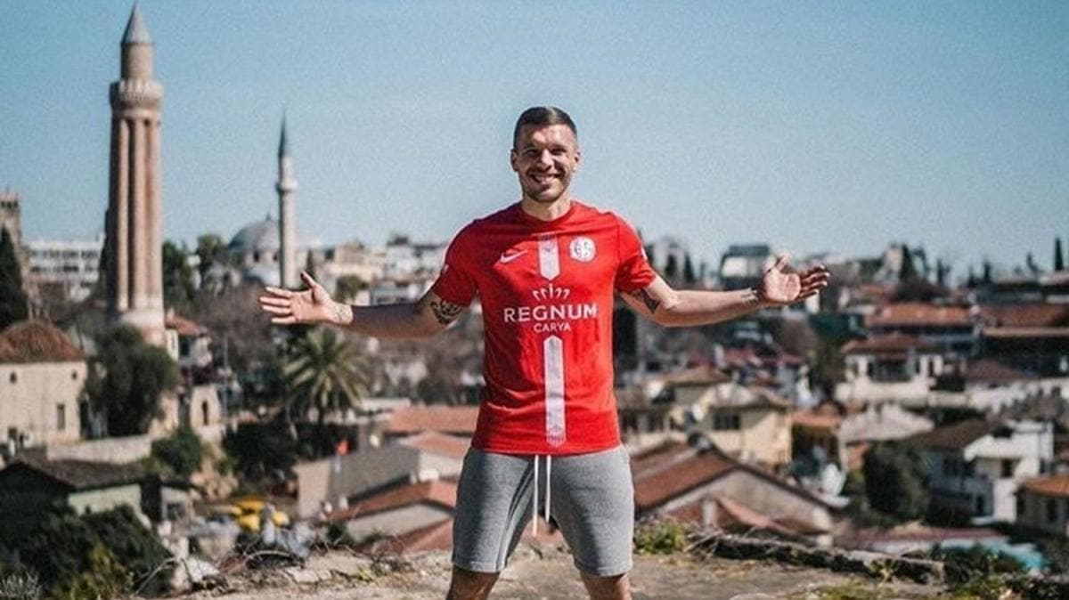 Podolski Antalyaspor'da ok mutlu