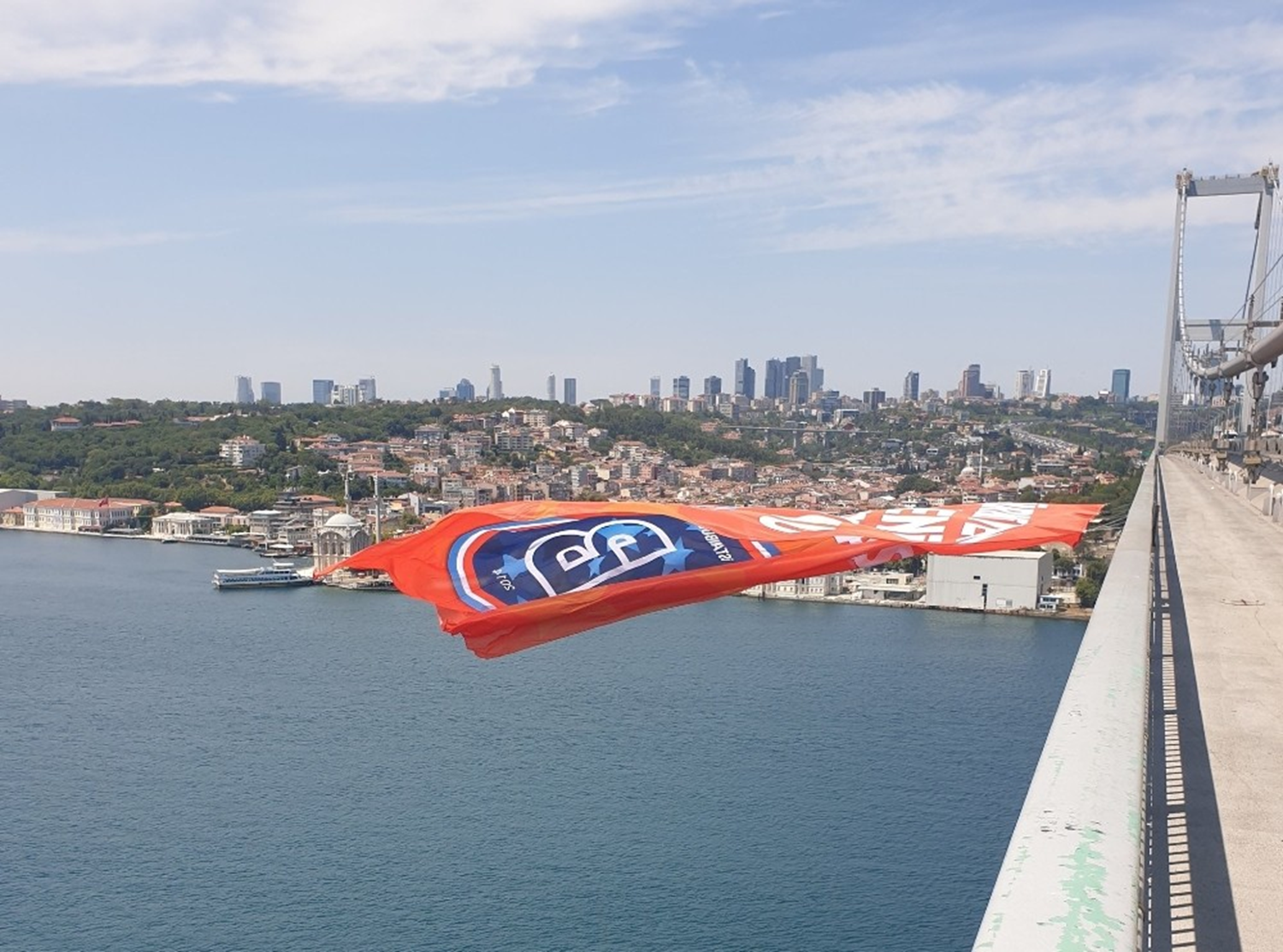 �ampiyon Ba�ak�ehir'in bayraklar� Bo�az'da dalgalan�yor