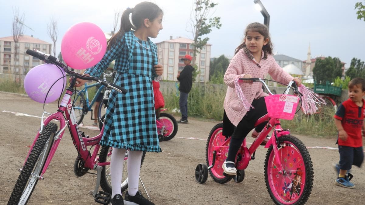 Ar'da bayram ncesi 300 ocuun yz hediye bisikletlerle gld 
