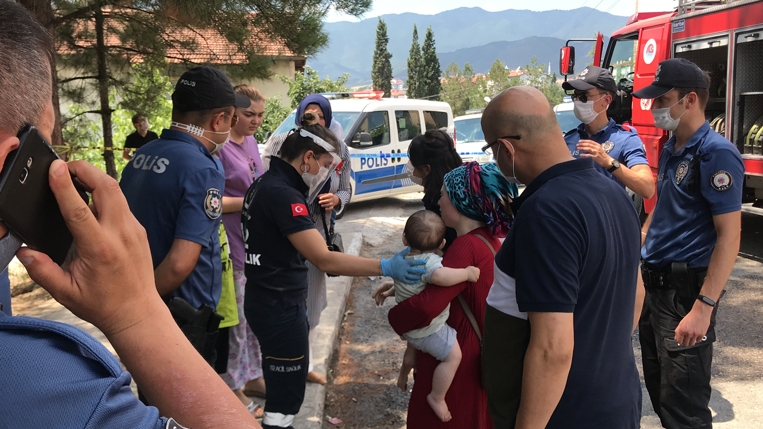 Apartmanda yang�n ��kt�, dumandan etkilenen 3'� �ocuk 7 ki�i hastaneye kald�r�ld�