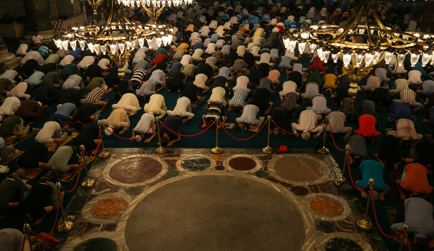 Ayasofya Camii'ndeki sabah namaz�na yo�un ilgi
