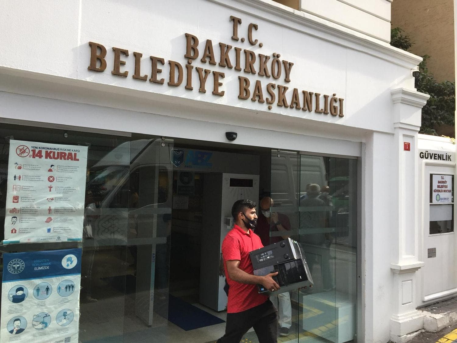 Bak�rk�y Belediyesi'ne  ait �ok say�da e�yaya haciz i�lemi