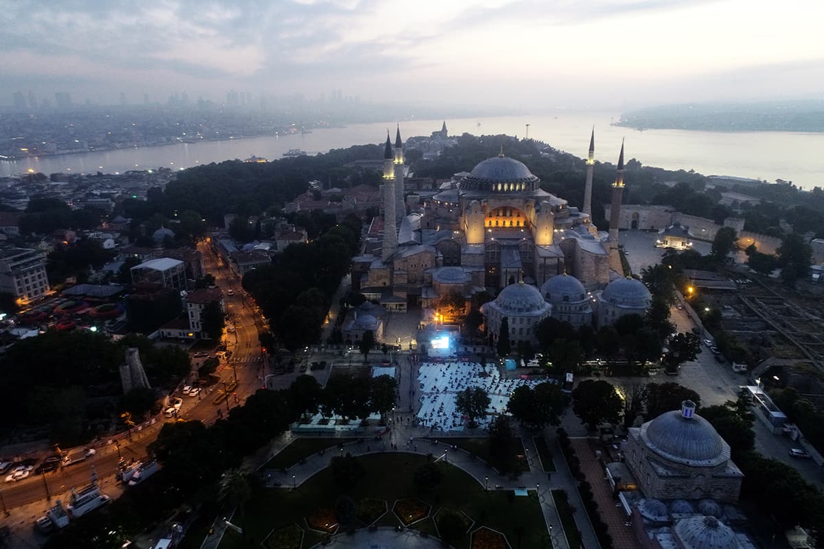 T�rkiye'ye Ayasofya deste�i: Ele�tirenler ilk �nce camileri bar ve gettolara d�n��t�renlere baks�n