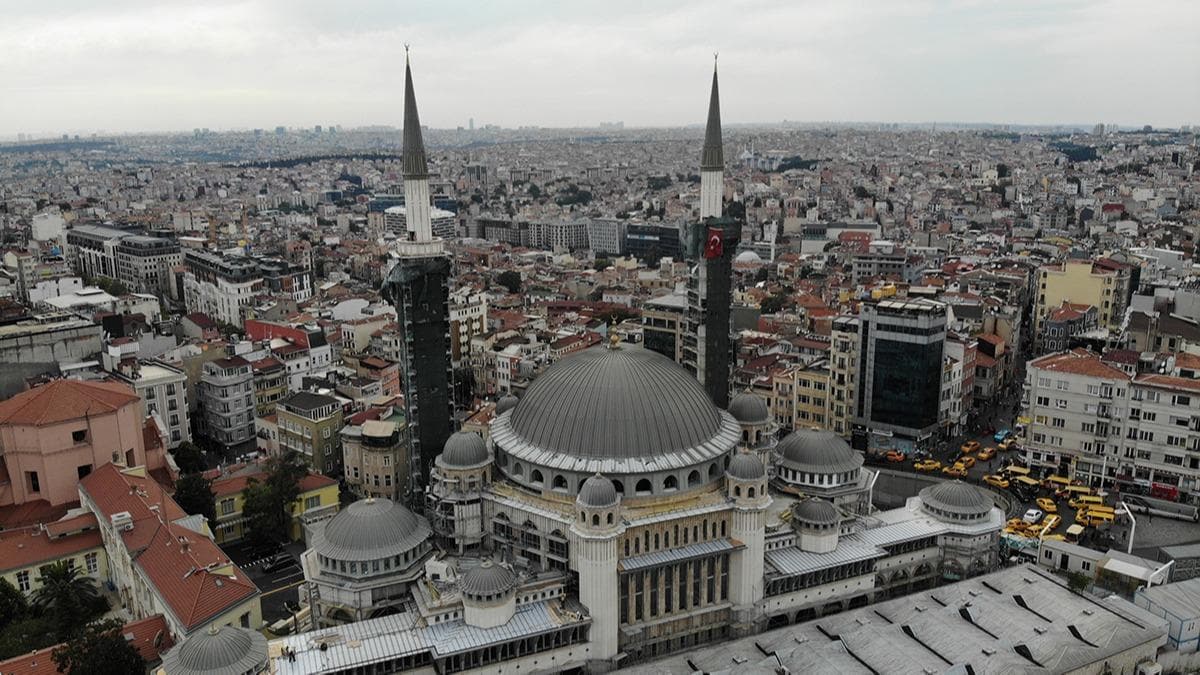 Heyecanlandran gelime: Taksim Camii'nin erefesi grnd