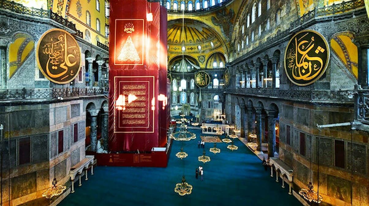 Turistler Ayasofya'ya hayran kald�! �zbek turist: Burada dua etmek m�ze olmas�ndan daha iyi
