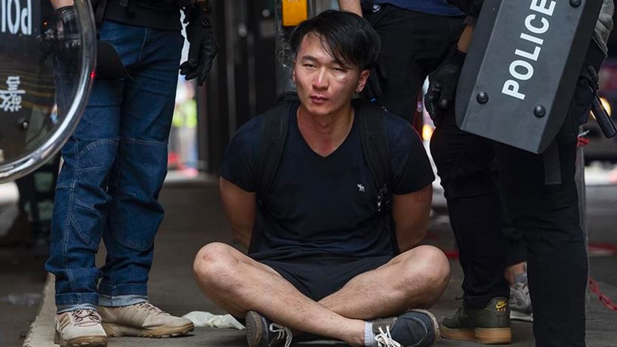 Hong Kong'da 4 gen� ba��ms�zl�k yanl�s� payla��m yapt�klar� gerek�esiyle g�zalt�na al�nd�