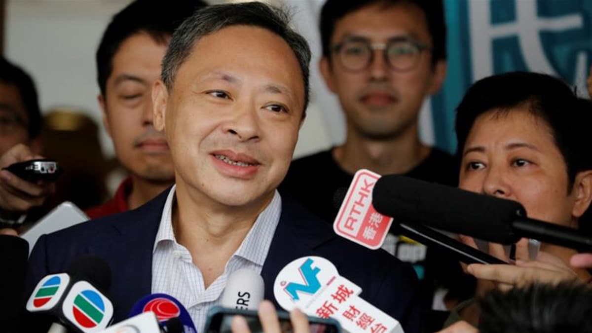 Hong Kong'da tepki �ekecek karar: �niversiteden kovuldu