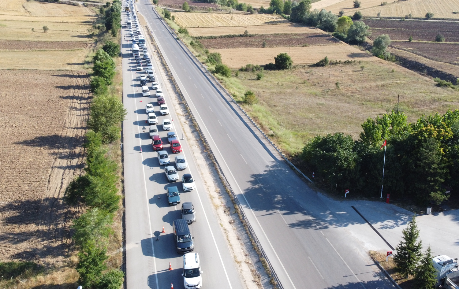 Bayram �ncesi D-100 kara yolunun Karab�k kesiminde yo�unluk ya�an�yor