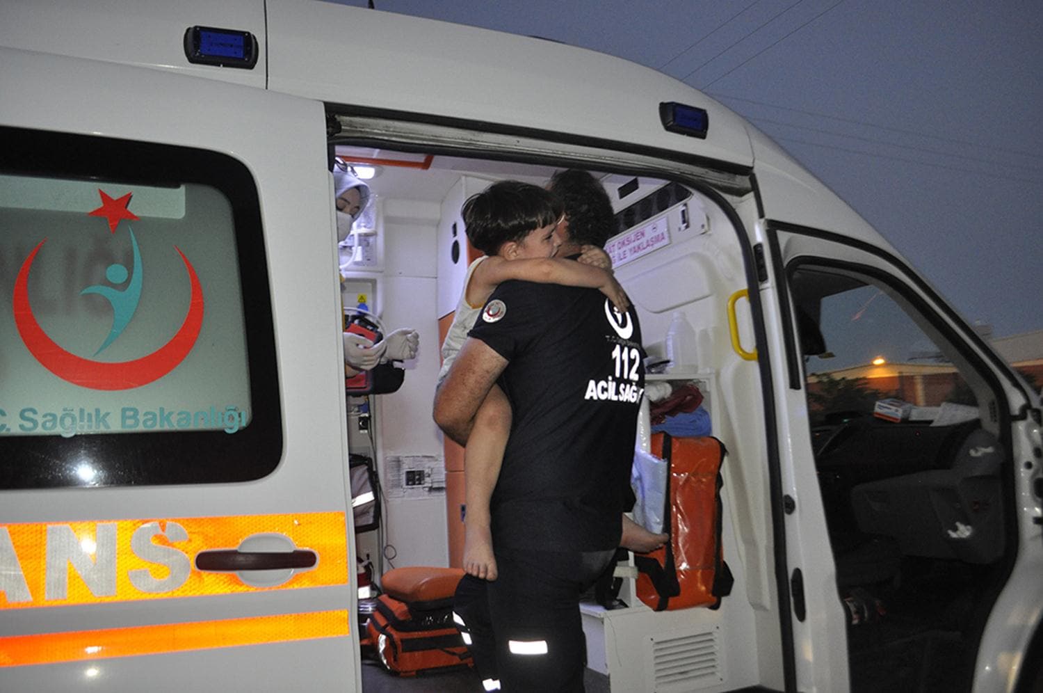 A��r� h�z nedeniyle devrilen hafif ticari ara�taki 5 ki�i yaraland�