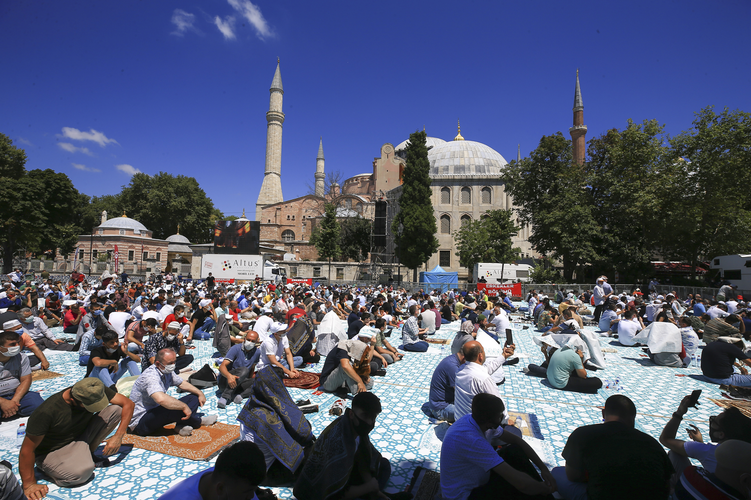 Ayasofya-i Kebir Camii'nde ikinci cuma namaz� eda edildi