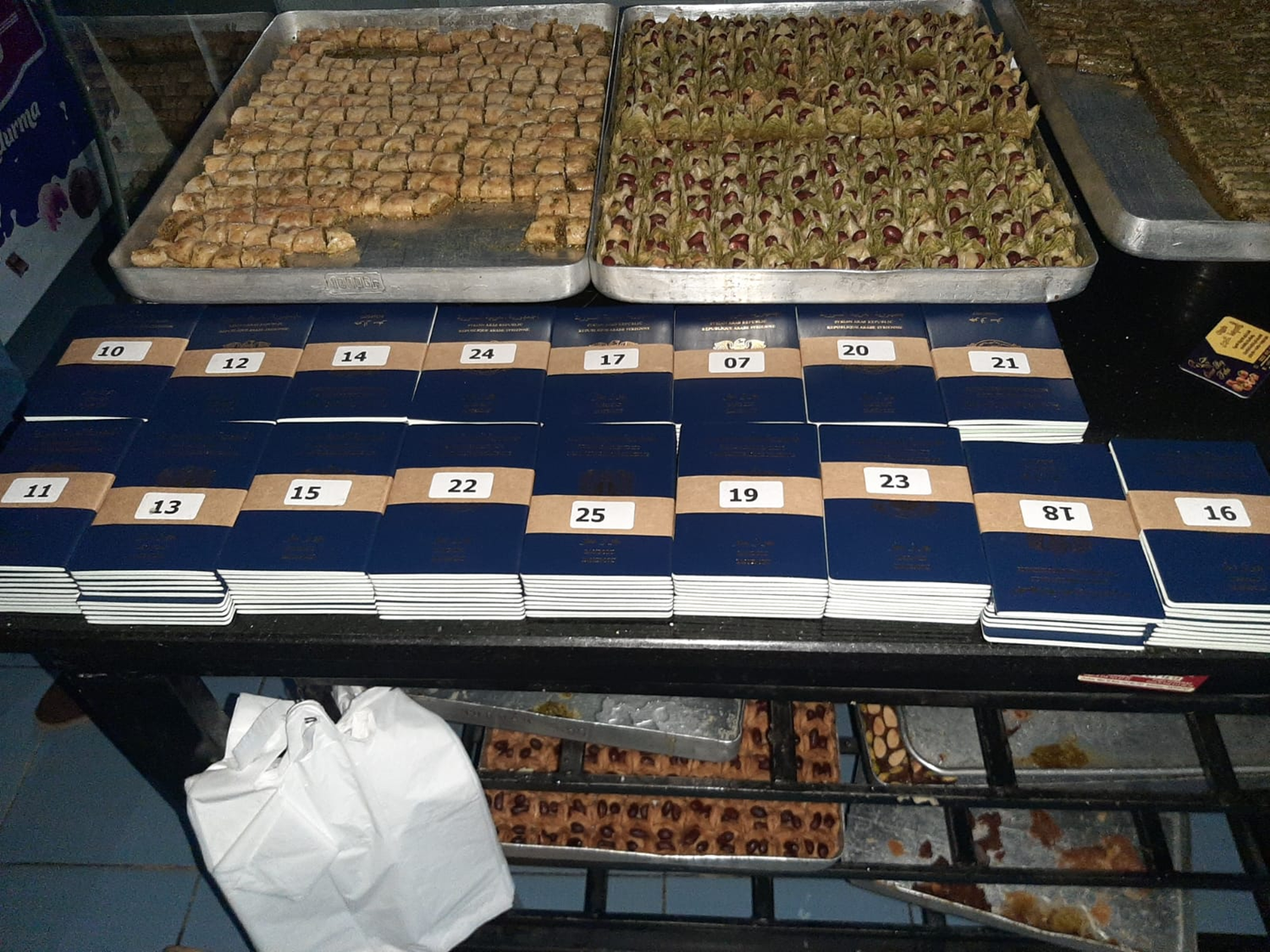 Baklavalar�n aras�nda ele ge�irildi: 2 ki�i g�zalt�na al�nd�