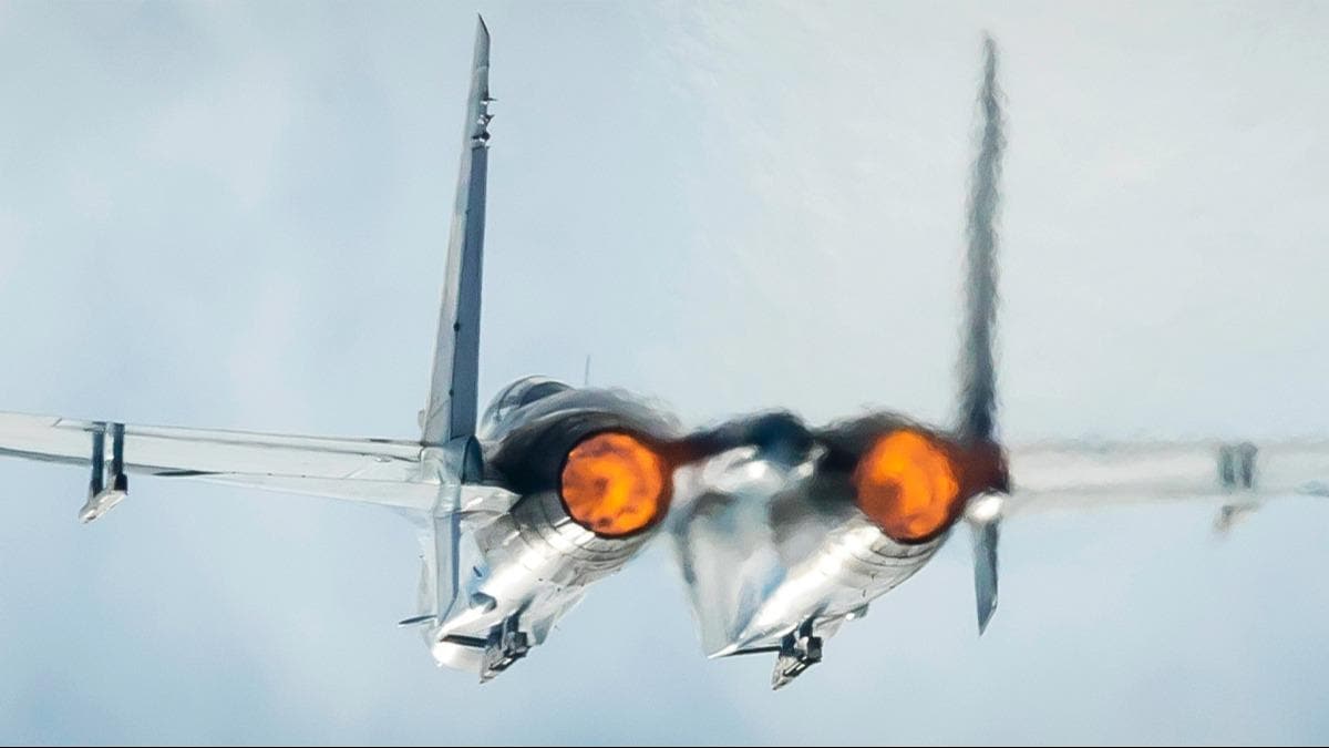 Karadeniz'de tehlikeli yaknlama! Su-27 jeti havaland