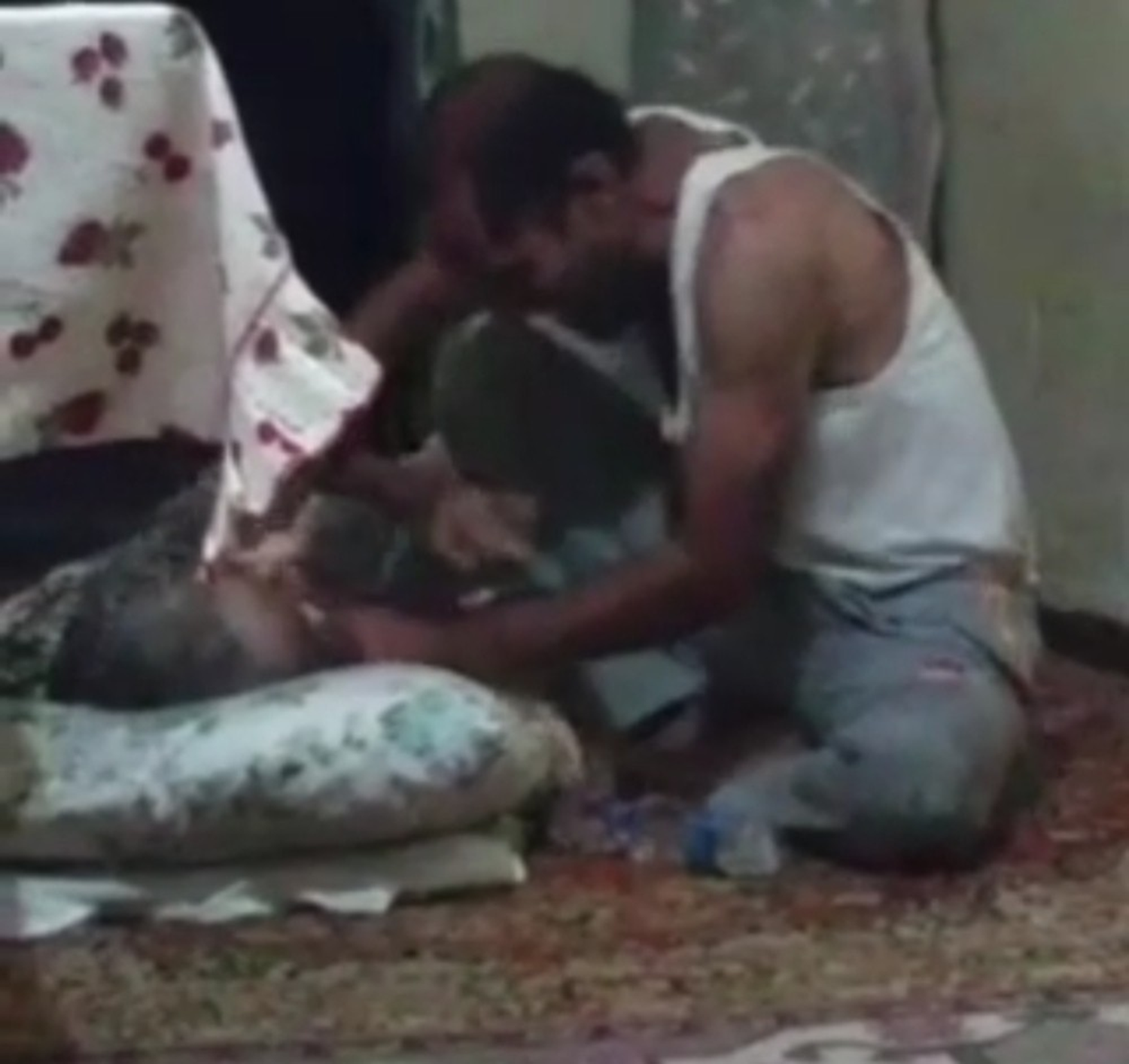 Vicdans�zl�k! Yatalak annesine i�kence yaparak, hastanelik etti