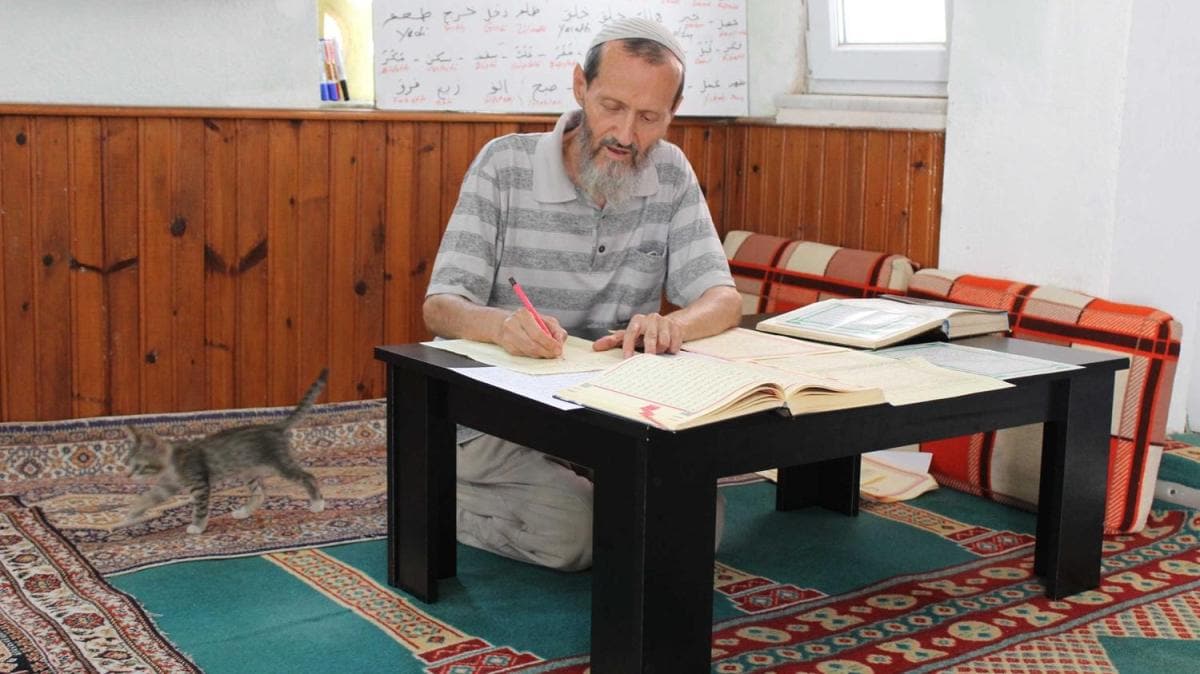 70 yandaki adam elleriyle yazd Kur'an- Kerim'i Salk Bakanl'na armaan edecek