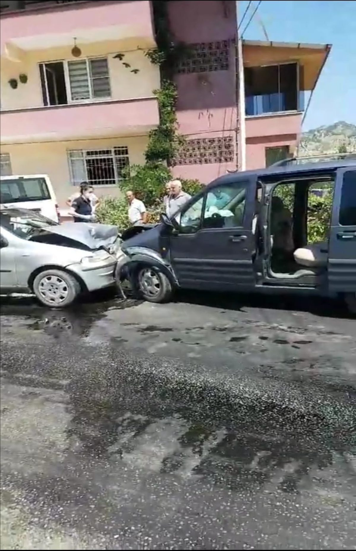 Ayd�n'da feci kaza: 1'i a��r 12 yaral�