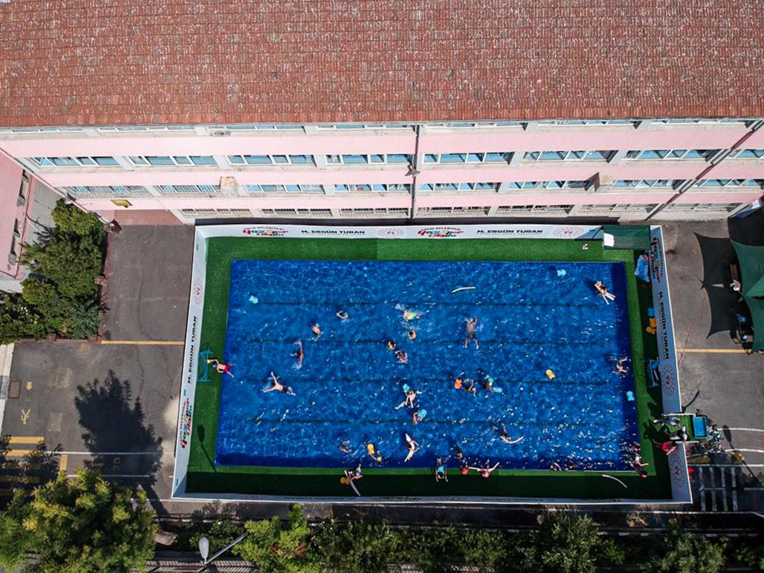 Genlik ve Spor Bakanl'ndan 19 kente portatif yzme havuzu