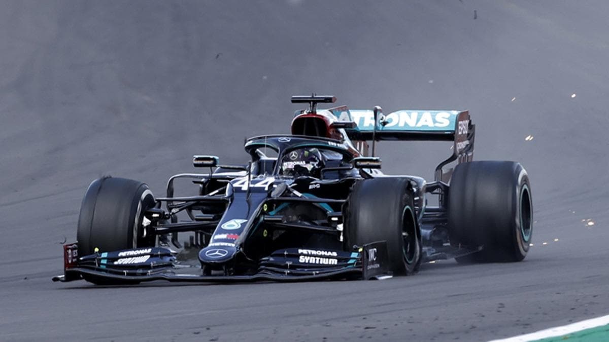 Lewis Hamilton patlak lastikle kazand