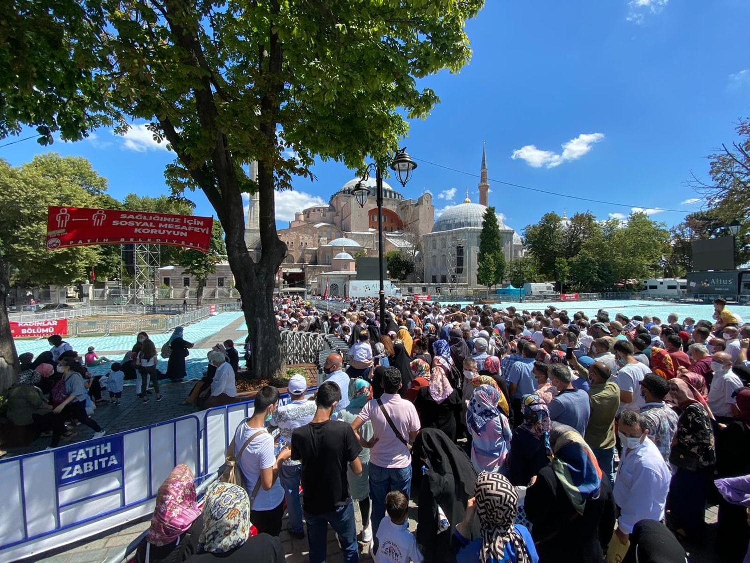 Ayasofya-i Kebir Cami-i �erifi'ne yo�un ilgi s�r�yor